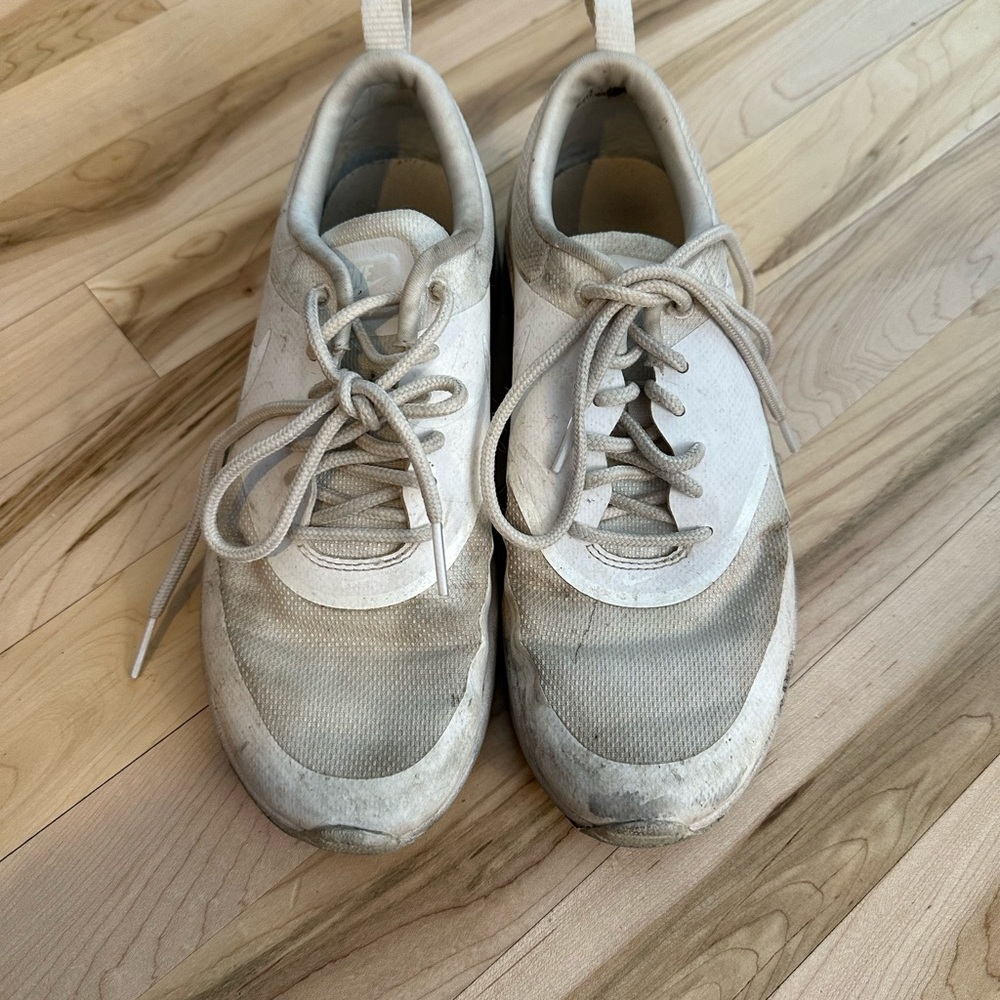 Womans white Nike shoes